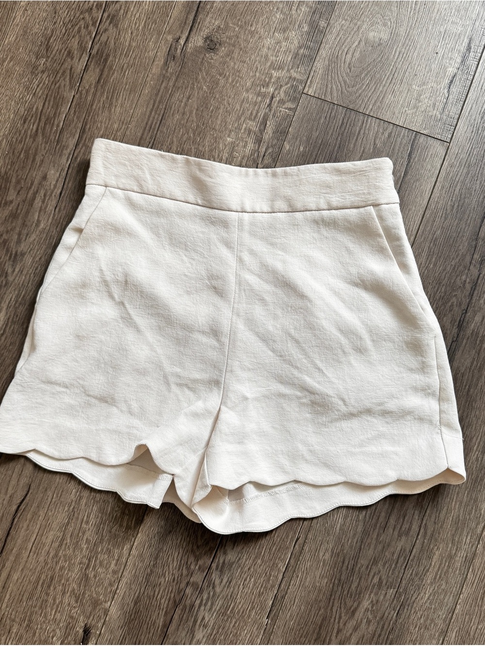 Aritzia Wilfred Ivory High-Waist Scalloped Shorts